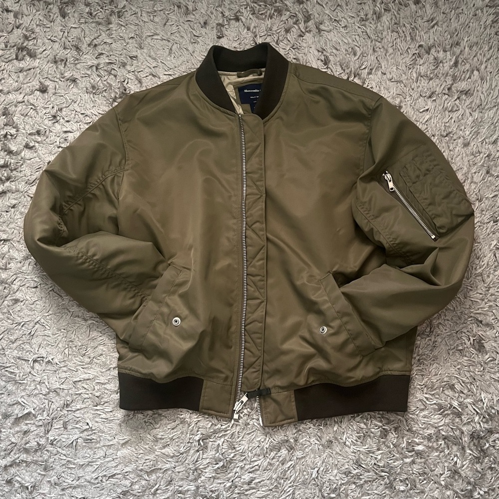 Abercrombie & Fitch Men’s Olive Green Cropped bomber jacket